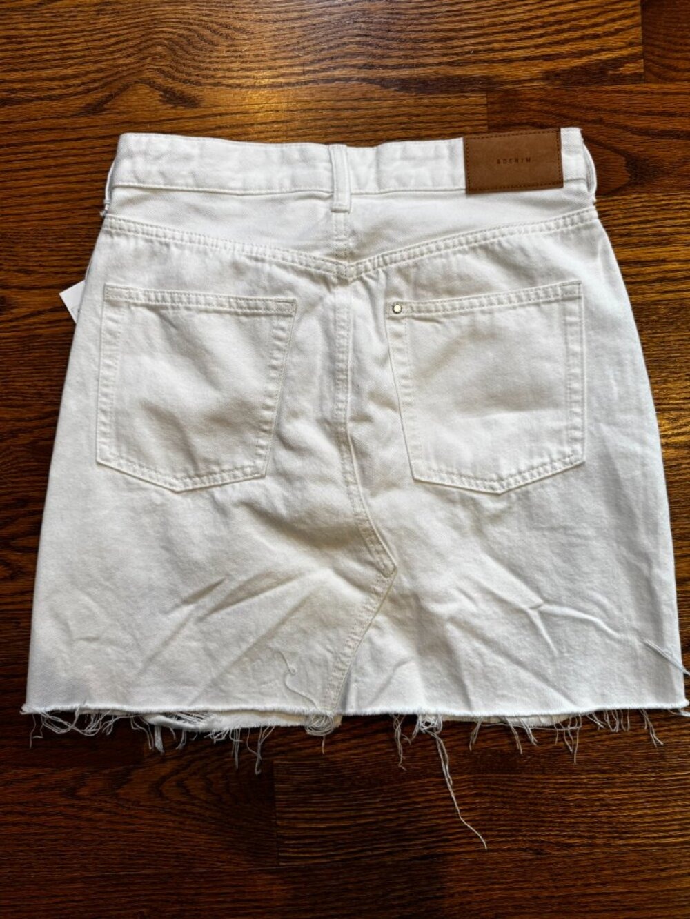 H&M &Denim Women’s Size 4 White Distressed Denim Mini Skirt Raw Fraye - Picture 9 of 9